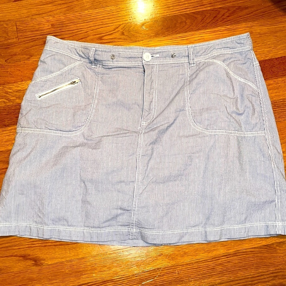 White Stag skirt/ built in shorts with pockets mini size 16